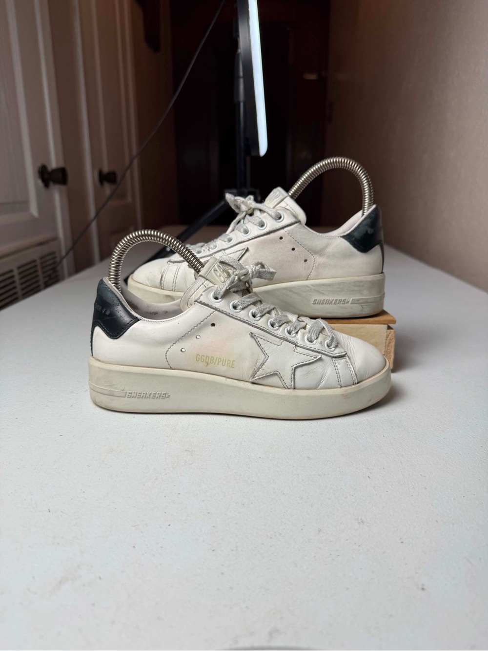 Golden Goose white sneakers with black heel tab and gold star logo Sz 34 / US 4